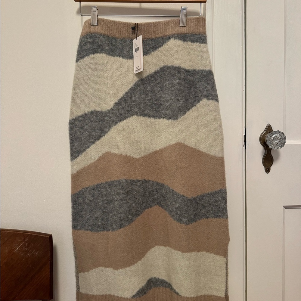 Women’s size small Linen and Dot via Anthropologie sweater skirt, midi length